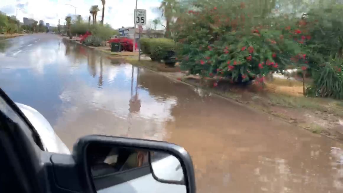 Los bomberos piden a conductores evitar cruzar zonas inundadas, pero en caso de quedar varados recomiendan salir del auto si el agua no cubre los neumáticos, en caso contrario quedarse dentro, pero si comienza a llenarse de agua deberá montarse en la parte más alta de su carro y esperar a ser rescatado.