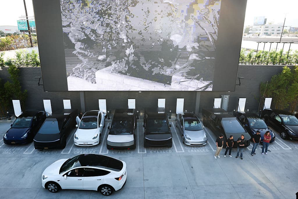 La realidad es distinta: a las afueras del restaurante hay 
<b>80 espacios disponibles para quienes prefieran comer algo adentro de su vehículo mientras cargan la batería </b>y ven una película.