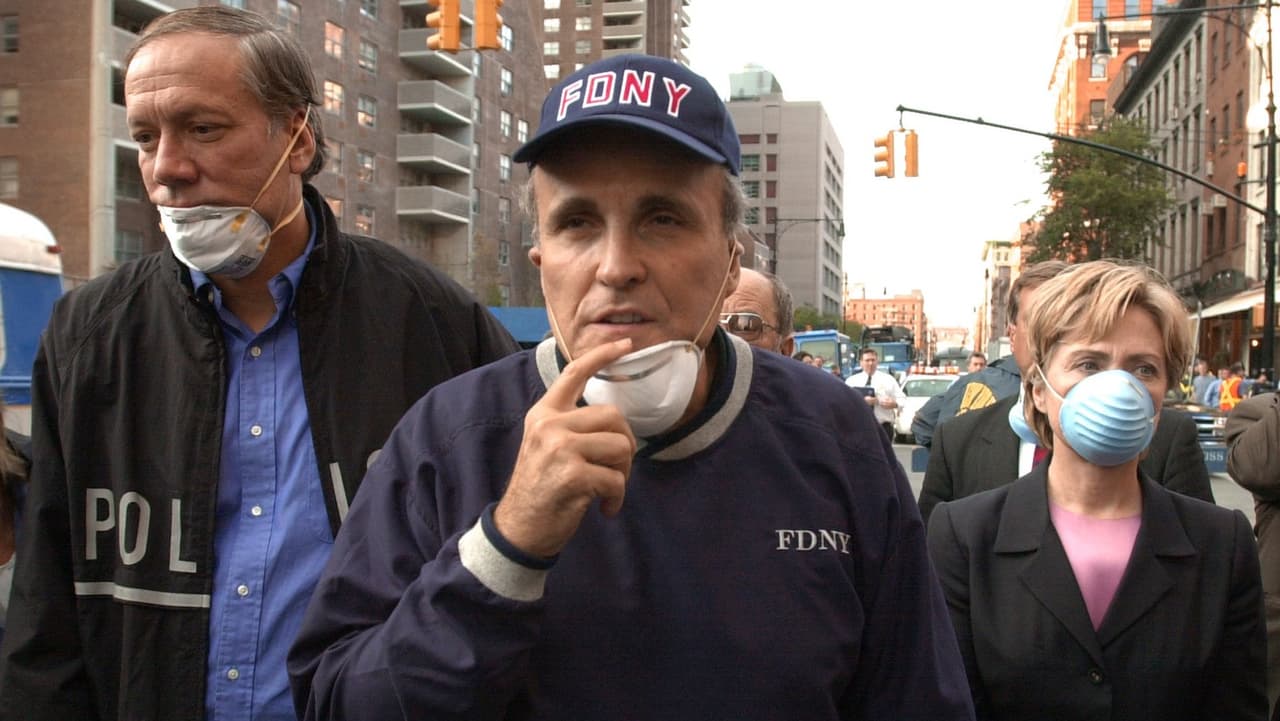 Giuliani fue alabado por recorrer las calles en medio del caos, acompañar a los equipos de emergencia y dar mensajes de calma y firmeza, lo que consolidó una reputación global como símbolo de unidad.