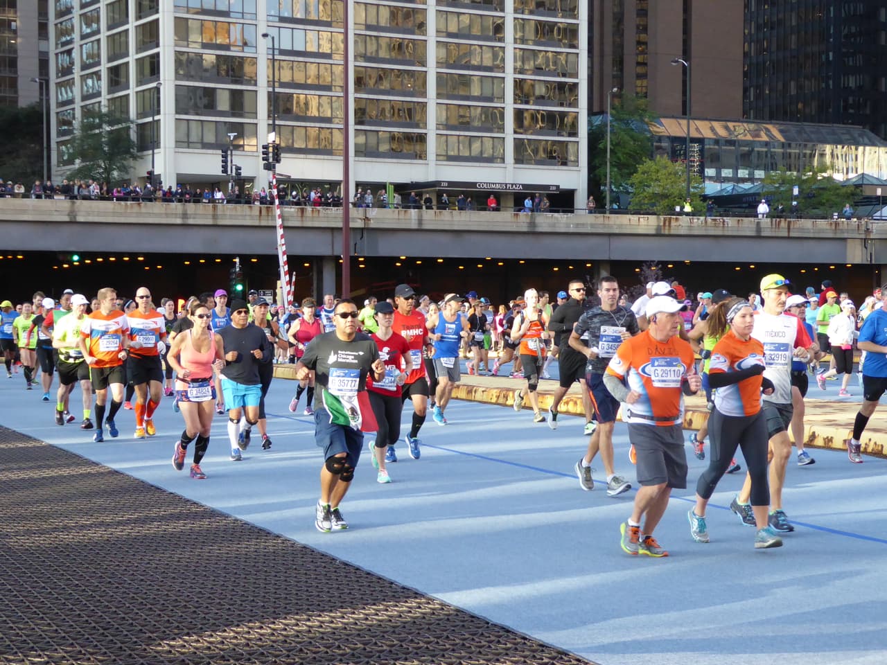 Miles de corredores de más de 100 país se dieron cita en el Maratón de Chicago desde muy temprano. Mira imágenes del ambiente que se está viviendo en este evento deportivo.