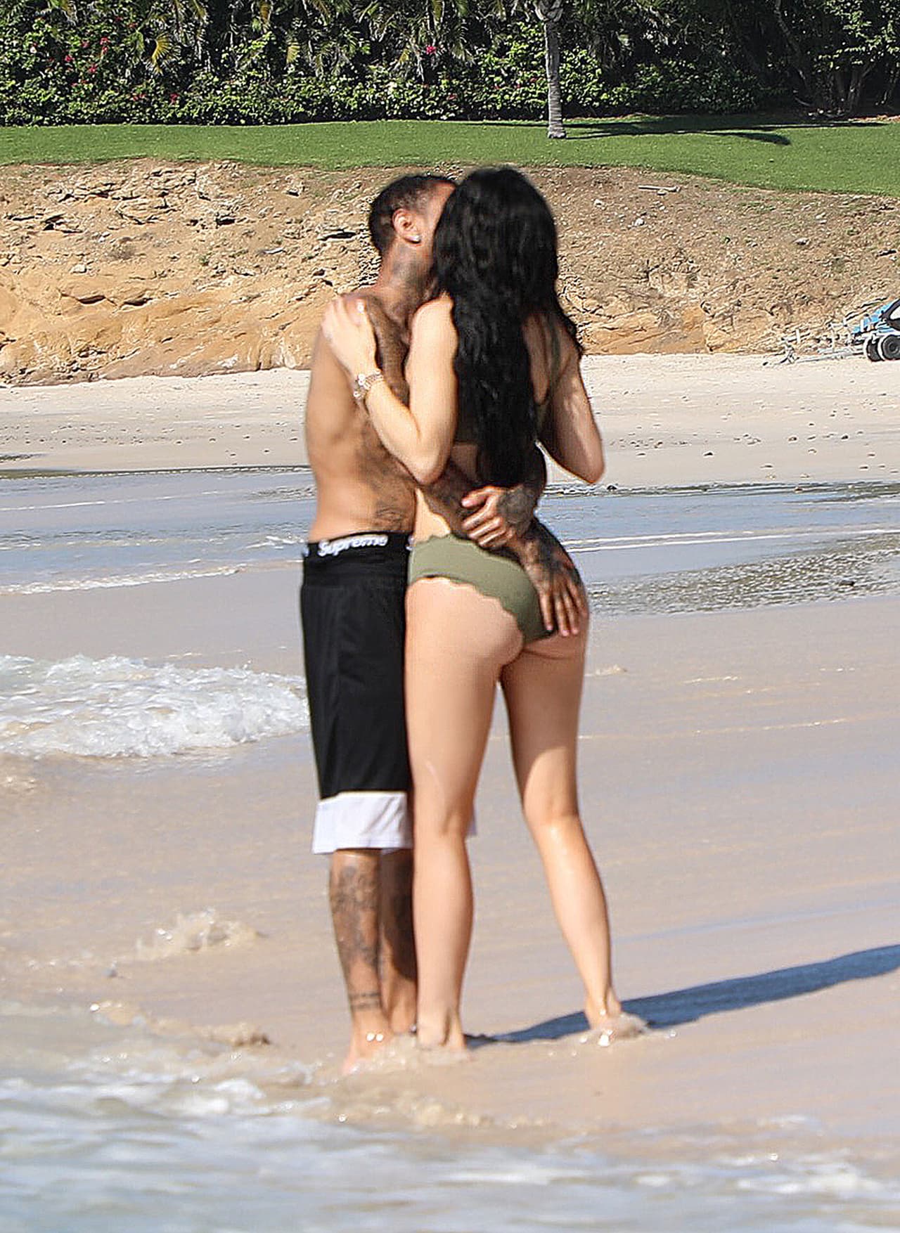 Porque se dice que Tyga y Kylie Jenner estuvieron juntos desde 2013, cuando ella tenía 16, pero la relación se hizo oficial en 
<b><a href="http://www.eonline.com/news/691374/kylie-jenner-stars-in-tyga-s-stimulated-music-video-couple-puts-their-romance-and-pda-on-display-watch-now">agosto de 2015</a></b>, cuando ella cumplió 18 años y se estrenó el videoclip 
<b><a href="https://youtu.be/X8AurWRkRpo">'Stimulated'</a></b>, de Tyga.