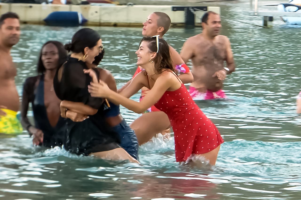 El clima en Mykonos, Grecia, está este verano por encima de los 80 grados farenheit. Sin embargo, Kendall Jenner se metió al mar con un vestido negro, largo y con los brazos cubiertos junto a su amiga su Bella Hadid.