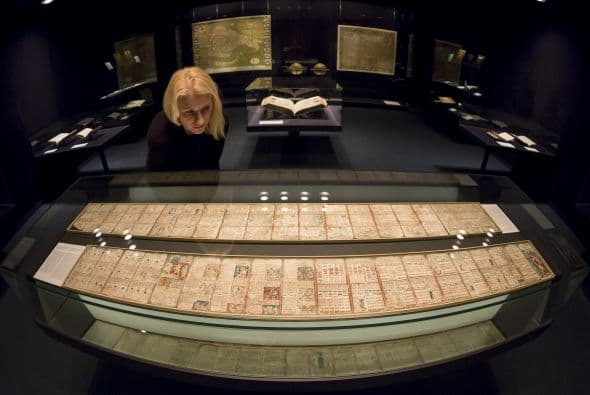 Un visitante en la Biblioteca del Estado de Sajonia, Alemania, mira uno de los cuatro manuscritos históricos mayas que todavía existen en el mundo y que en conjunto sugieren que la civilización moderna llegará a su final.
