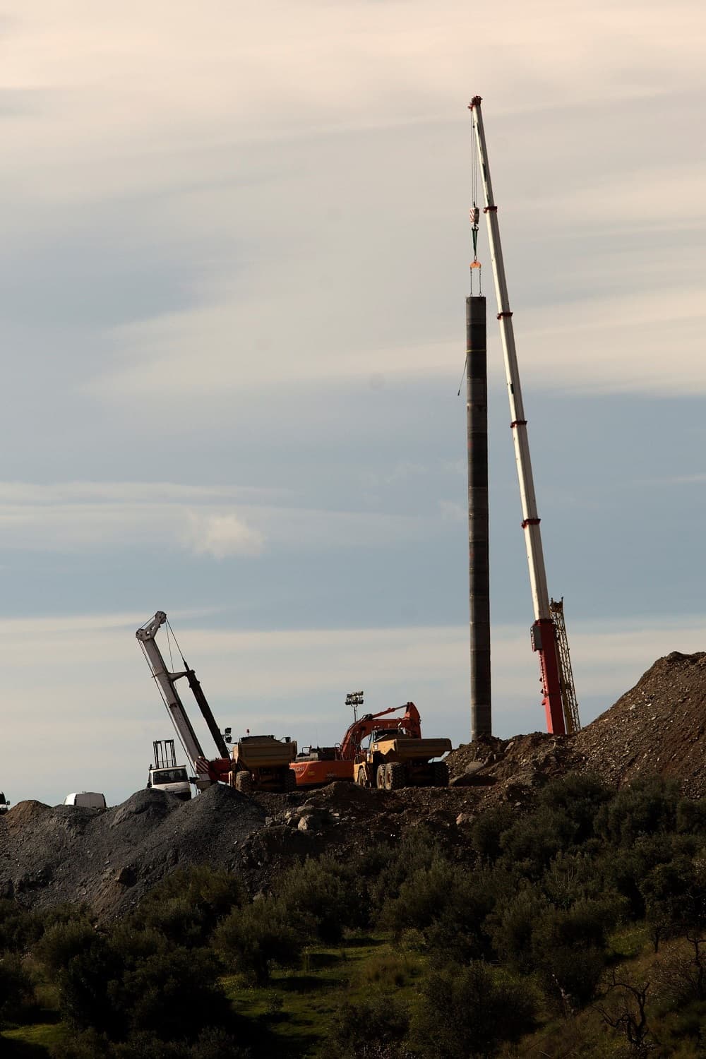 Una vez en el fondo, en un espacio muy reducido, los ocho miembros de la Brigada de Salvamento Minero, deberán cavar un orificio de manera manual hasta el lugar donde creen que está el niño.