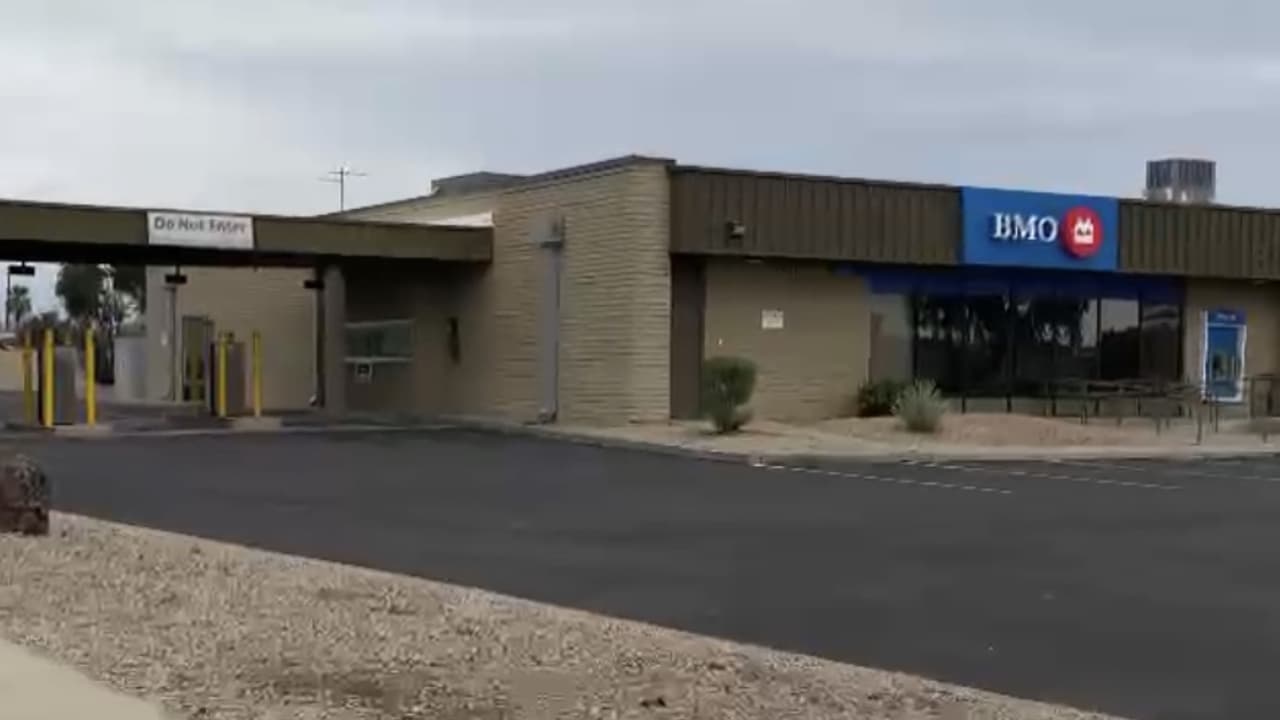Apuñalan y matan a un hombre en el cajero automático de un banco en Phoenix  