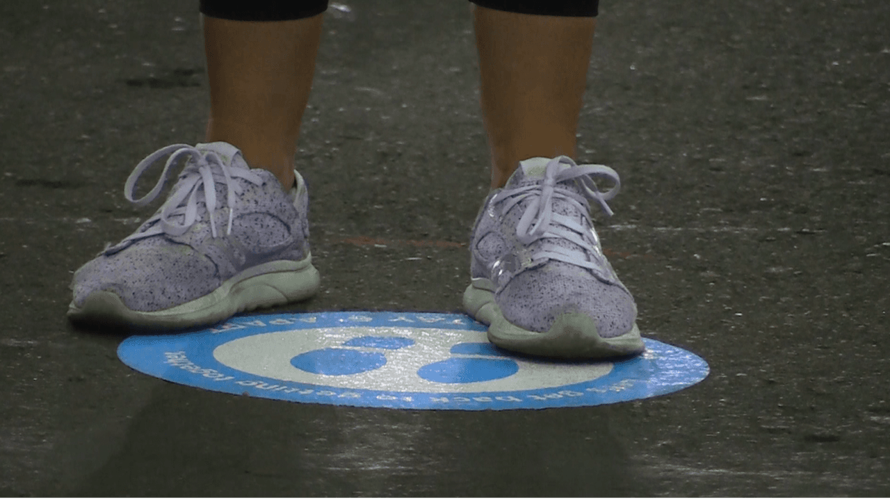 Ya en línea, las personas deben permanecer a 6 pies de distancia. 
<br>