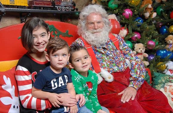 <b>Santa Workshop Experience at Icon Park</b>
<br>
<br>No se pierda de la nueva experiencia del taller de Papá Noel y continúe con la tradición que tanto le gusta.
<br>
<br>
<b>Fecha y hora: </b>10 de noviembre de 2023 - 24 de diciembre de 2023. Horas varían.
<br>
<br>
<b>Precio: </b>Desde $20
<br>
<br>
<b>Dirección:</b> 8375 International Drive Orlando, FL 32819