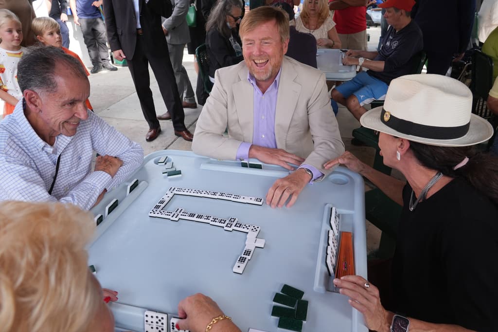 El rey Guillermo y sus compañeros de dominó en la Pequeña Habana.