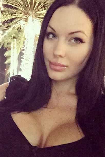 En esta foto bien podría pasar por ser la gemela de Angelina Jolie, ¿no les parece?