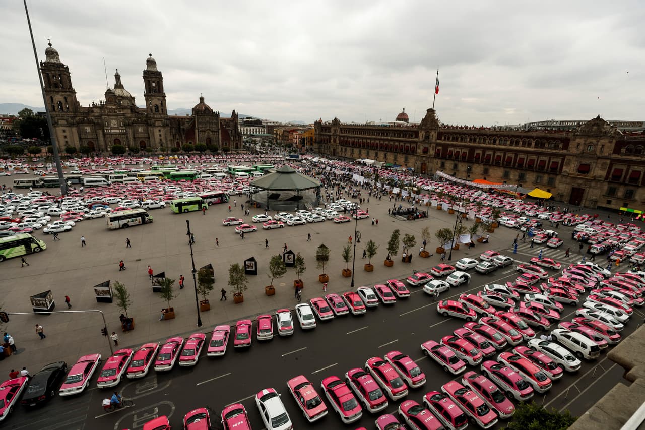 El emblemático Zócalo de la Ciudad de México, la principal plaza de la ciudad, quedó copado con taxis estacionados. EFE/ José Méndez