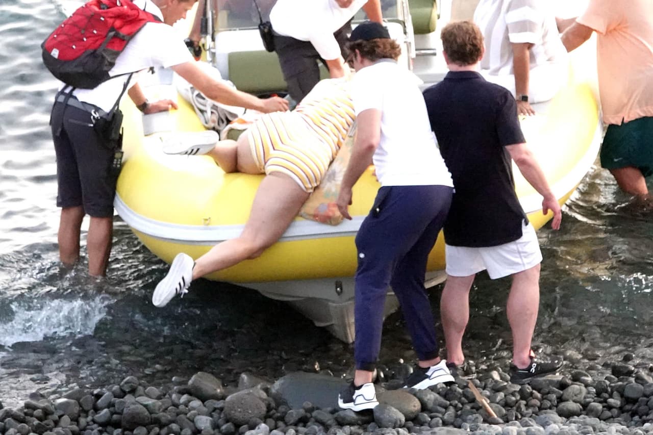 Llamó la atención que en el momento cuando debían subir al bote que los trasladaría al lujoso yate que los llevó a la isla, 
<b><a href="https://www.univision.com/famosos/corte-ordena-a-katy-perry-y-compania-pagar-casi-3-millones-de-dolares-por-el-plagio-de-una-cancion-fotos">Perry batalló </a></b>para abordarlo.