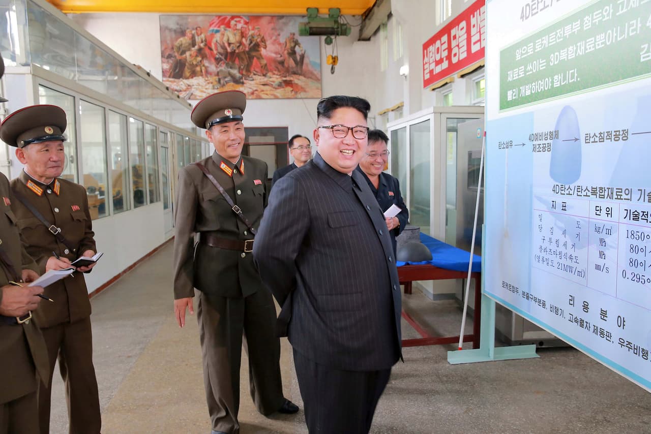 Kim Jong Un ordena al instituto químico norcoreano producir más misiles balísticos intercontinentales