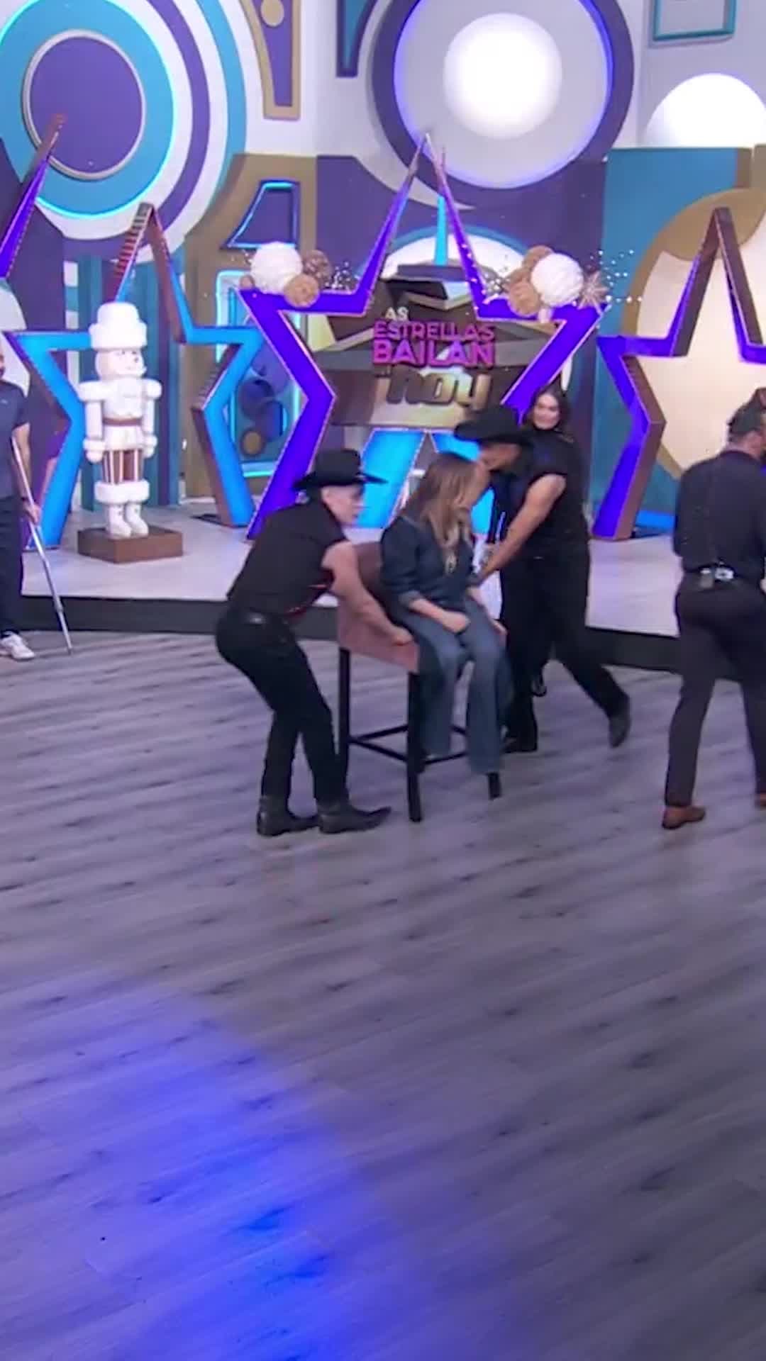 Los chicos de LEBEH les bailan a Gali, Andrea y Ema