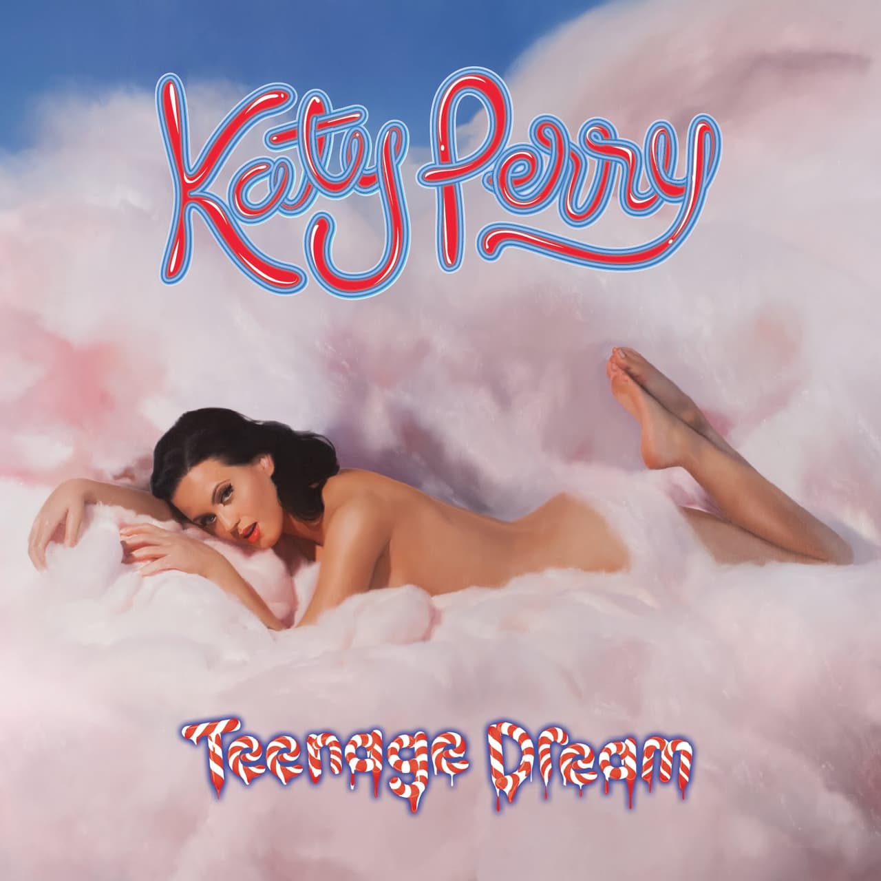 'Teenage Dream', Katy Perry. La portada de este disco se volvió un clásico del pop, además fue la sensación por exhibir de esta manera la dulce belleza de Katy, que se nota muy feliz sobre esa nube rosa que simula un algodón de azúcar.