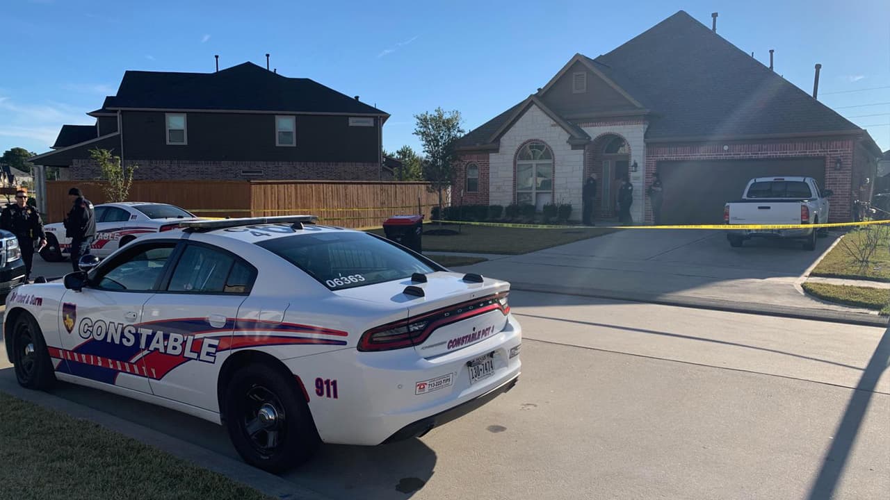 Una mujer muerta y un hombre herido fueron hallados alrededor de las 7:30 am en una casa al noroeste de Houston, según informó 
<a href="https://twitter.com/SheriffEd_HCSO/status/1480544607897538561" target="_blank">Ed González</a>, alguacil del condado Harris.
