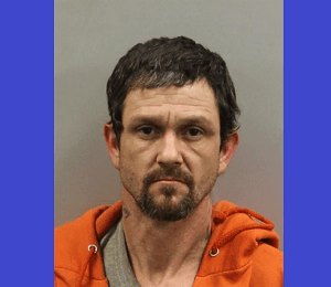 Perry Lee Cagle de 43 años, tiene una orden civil de arresto por incumplimiento de manutención a menores desde el 6 de febrero del 2019.Cagle tiene un atraso en los pagos por $ 8,077.42.Cagle mide 5’ 5y pesa 140 lbs.Su última residencia está localizada en el 252 McCranford Road, Asheboro, NC 27205Si usted tiene pistas sobre su paradero contacte a la oficina del Sheriff del Condado de Randolph al 336-318-6699 or 9-1-1.