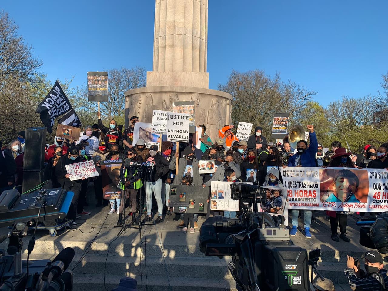 Las protestas comenzaron en Logan Square Park alrededor de las 5:30 pm este viernes 16 de abril. Los manifestantes se reunieron en 3150 W Logan Blvd.