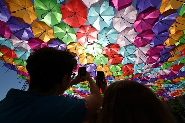 Buzyn aseguró que la población está preparada para enfrentar esta situación de alerta. En la imagen se muestra a los turistas tomarse fotos y resguardarse del calor bajo la instalación del "Umbrella Sky Project", una obra de la artista portuguesa Patricia Cunha en Aix-en-Provence.