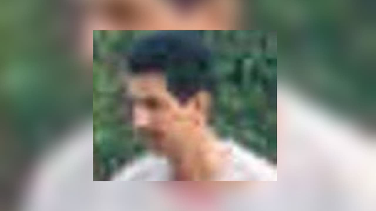 <b>Armando Vargas</b>, de nacionalidad mexicana, está entre los más buscados en 
<b><a href="https://www.univision.com/local/chicago-wgbo/hermanos-de-lyon-suburbio-de-illinois-confiesan-haber-enterrado-a-su-familia-en-el-patio">Illinois.</a></b> Vargas, también conocido como Armando de La Mora. El FBI indicó que el sujeto es parte de una investigación contra una empresa de tráfico ilegal de drogas y blanqueo de dinero en el área de Chicago. Hay 23 personas acusadas. Entre los sospechosos, quedan algunos fugitivos y entre ellos está Vargas. 
<b>Tiene cabello negro, ojos marrones y de estatura 5'10''.</b>