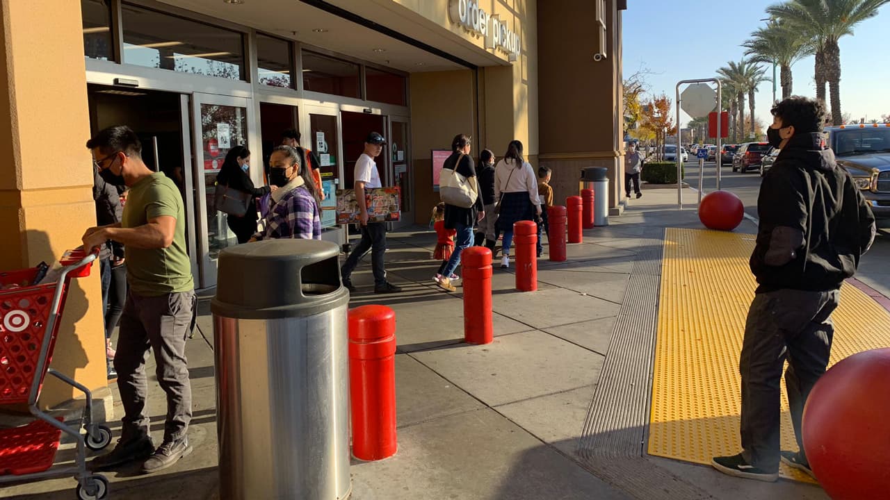 Black Friday 2021 en Fresno: una experiencia más cómoda, tiendas sin llenarse y filas de espera
