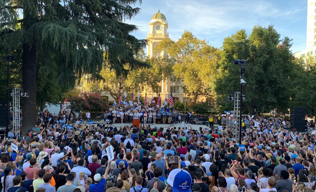 Cientos de personas se reúnen en el parque César Chávez en Sacramento para un mitin político del Senador Bernie Sanders