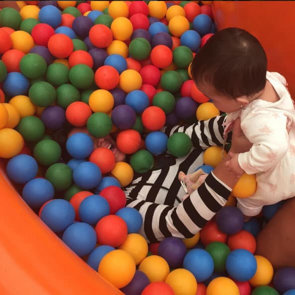 Muy interesada conociendo la alberca de pelotas.