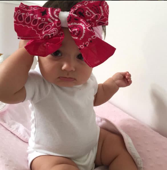 ¡Mírala jugar con su moño gigante!