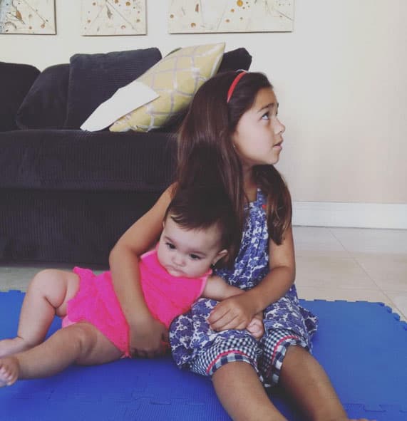 Sus hermanas la adoran muchísimo.