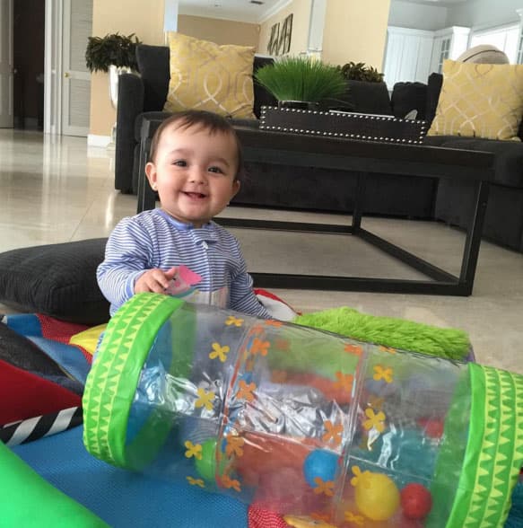 ¡Mírala qué sonriente al jugar!