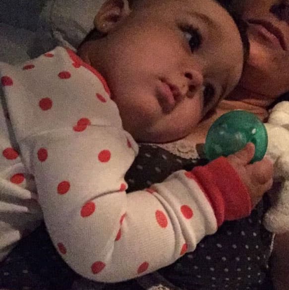 Su lugar favorito: el pecho de mamá.