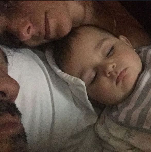 ¡Hora de dormir con papi y mami!