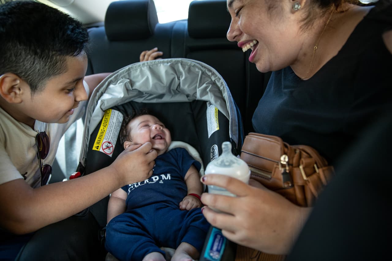 “El recién nacido no pudo reunirse con su padre Marvin y su hermano Junior, de 7 años, ya que dieron positivo al covid y estaban en cuarentena”, según la misma agencia.