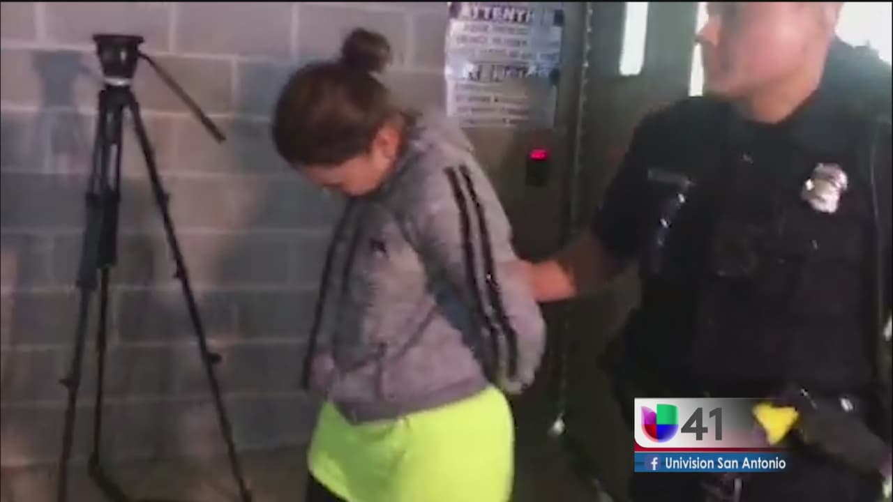 Una trabajadora de una escuela en Texas es acusada de abusar sexualmente de un alumno