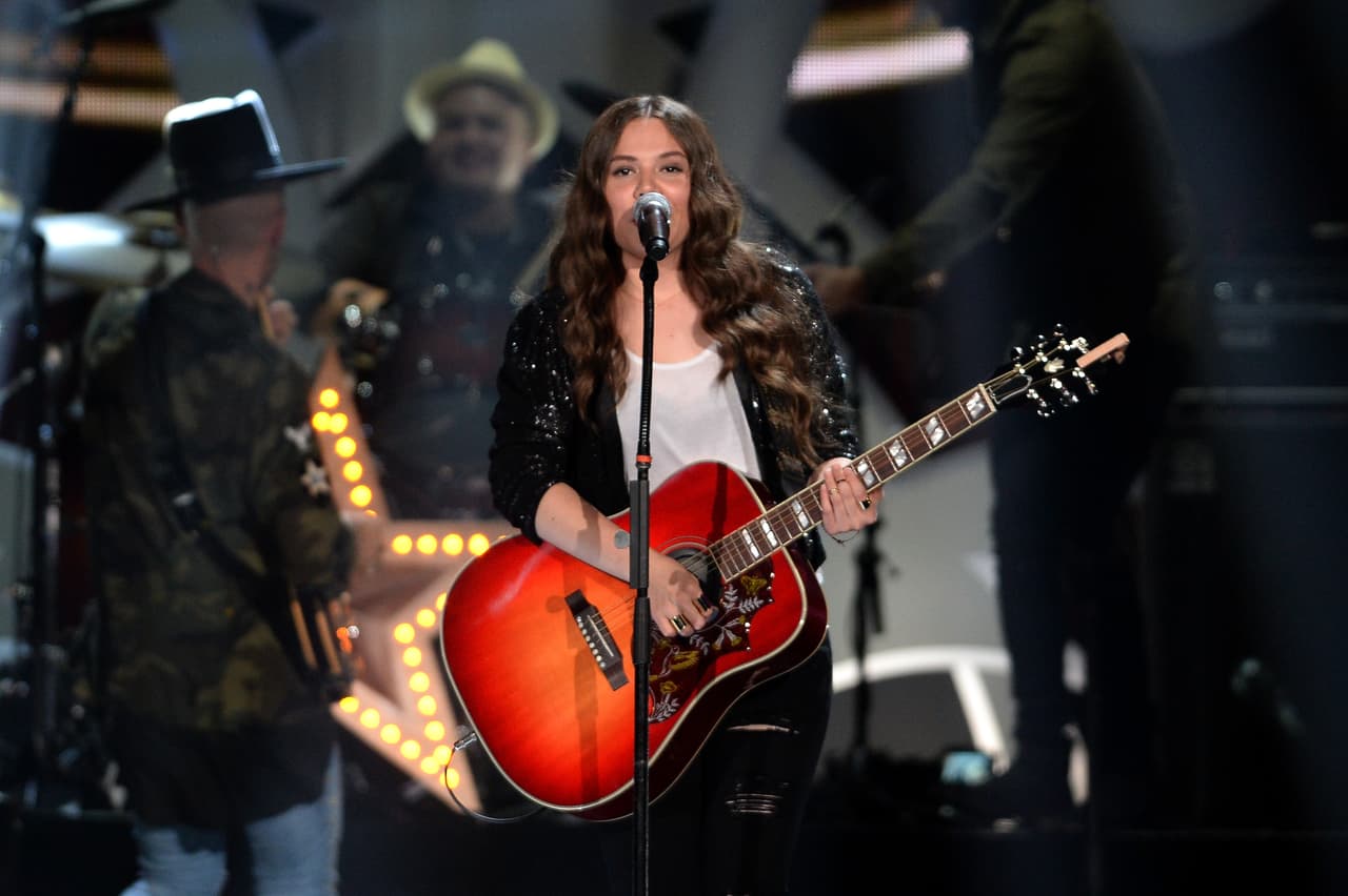 La cantante de 32 años de edad es la voz principal, así como la guitarra en el dueto que conforma junto a su hermano Jesse.