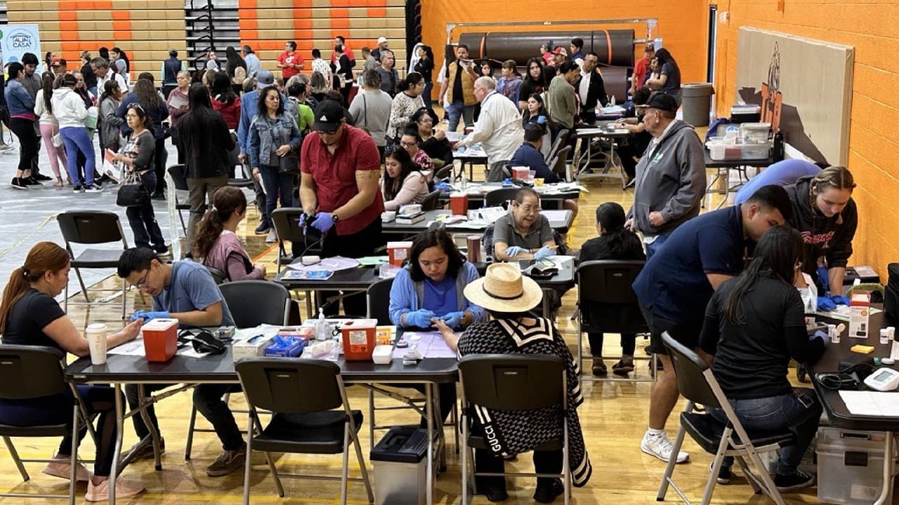 Los asistentes comenzaron a llegar tan pronto como a las 7:30 am, cuando se abrieron las puertas a las 9 de la mañana, ya había alrededor de 70 personas esperando en la fila.