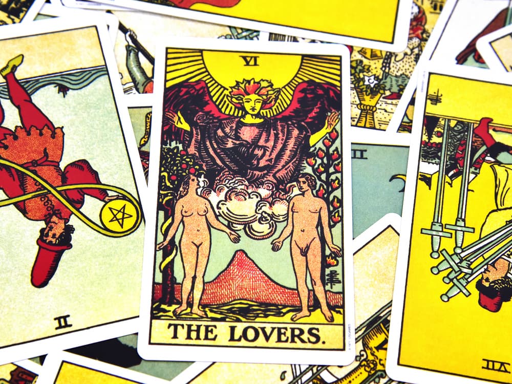 En esta ocasión veremos qué significa que te salga la carta de los amantes o los enamorados en tu lectura del tarot. Esta pareja conforma la carta número seis, dentro de los 22 Arcanos Mayores de la baraja.