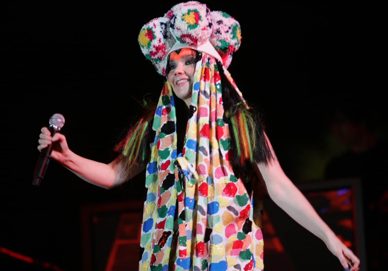 Tiene un propio sentido de moda y su estilo es muy diferente al del resto, así como su música.