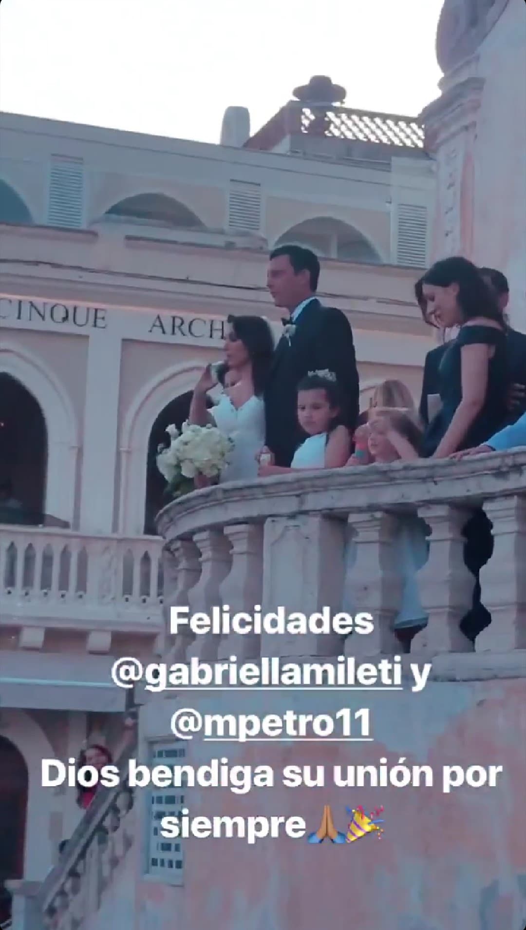 Los futuros esposos fueron invitados a una boda en Taormina, por lo que su visita a este rincón de Italia fue muy emotiva, aquí pudieron darse una idea de cómo sería su boda si decidieran llevarla a cabo en el llamado ‘viejo continente’.
<br>