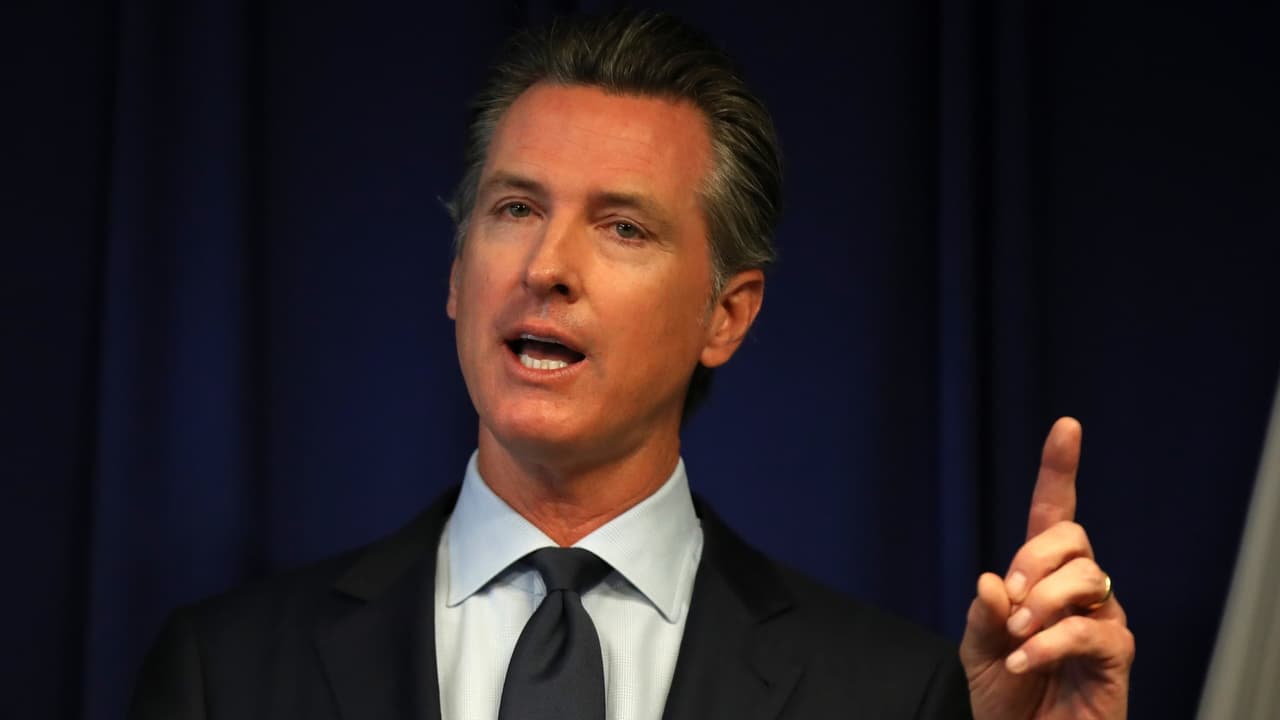 <b>2.- Orden de quedarse en casa</b>
<br>Escuchar al gobernador Newsom emitir una orden de cierre general del estado, el 19 de marzo, seguramente no está entre las noticias que esperabas recibir cuando brindaste la noche de Año Nuevo el 31 de diciembre de 2019.
<br>
<br>