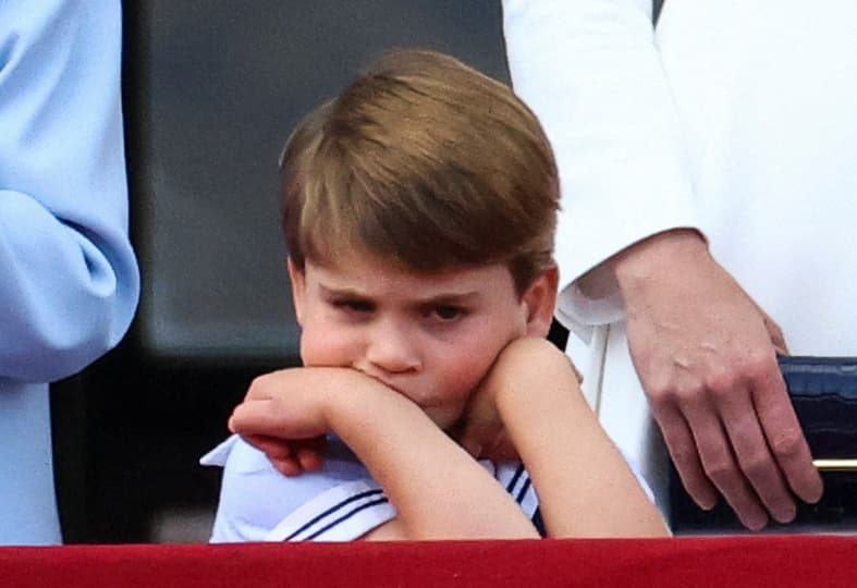 Transcurrido el tiempo, el hijo más pequeño del príncipe William pasó de la alegría al cansancio, así que recargó sus brazos y rostro en el barandal.
<br>
