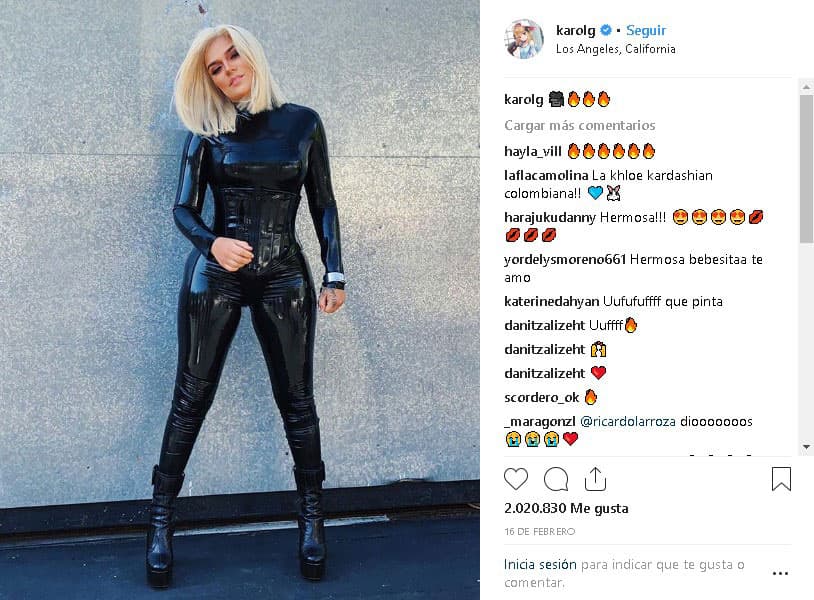 La similitud física entre ambas ha hecho que las confundan en más de una ocasión. Hace algunos días, una fotografía que publicó Karol G en la que lucía un 'bodysuit' negro, dio pie a todo tipo de comparaciones con la hermana de
<b><a href="https://www.univision.com/entretenimiento/kardashian/kourtney-kardashian-admite-que-su-hermana-kim-esta-traumatizada"> Kourtney y Kim Kardashian</a></b>.