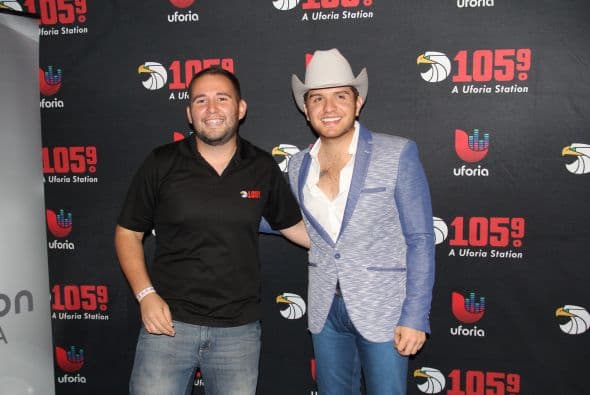 El Dasa no solo deleitó a sus fans con su voz y carisma, también compartió con ellos tomándose fotos antes del concierto. 