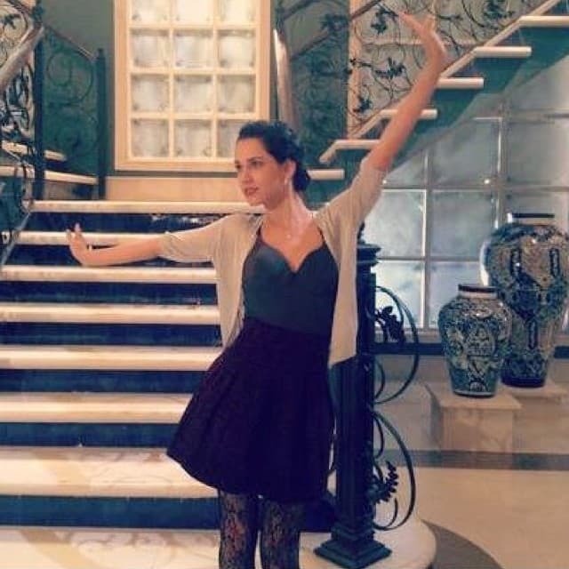 Sí que somos afortunados al deleitarnos con su hermosura y su talento histriónico.