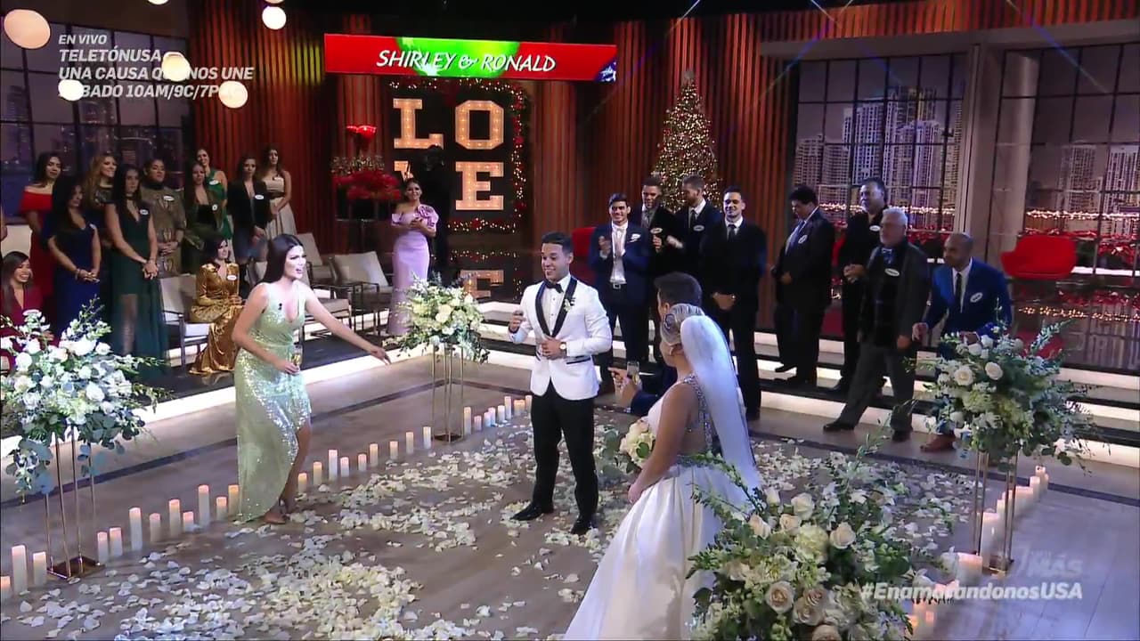 Con todos los amorosos del palco detrás de él, Ronald lanzó la liga.