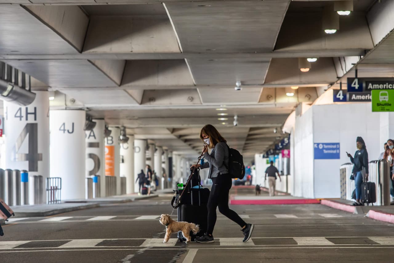 De hecho, el aeropuerto Internacional de Los Ángeles (LAX) luce desolado durante un fin de semana que normalmente estaría operando en su máxima capacidad.
