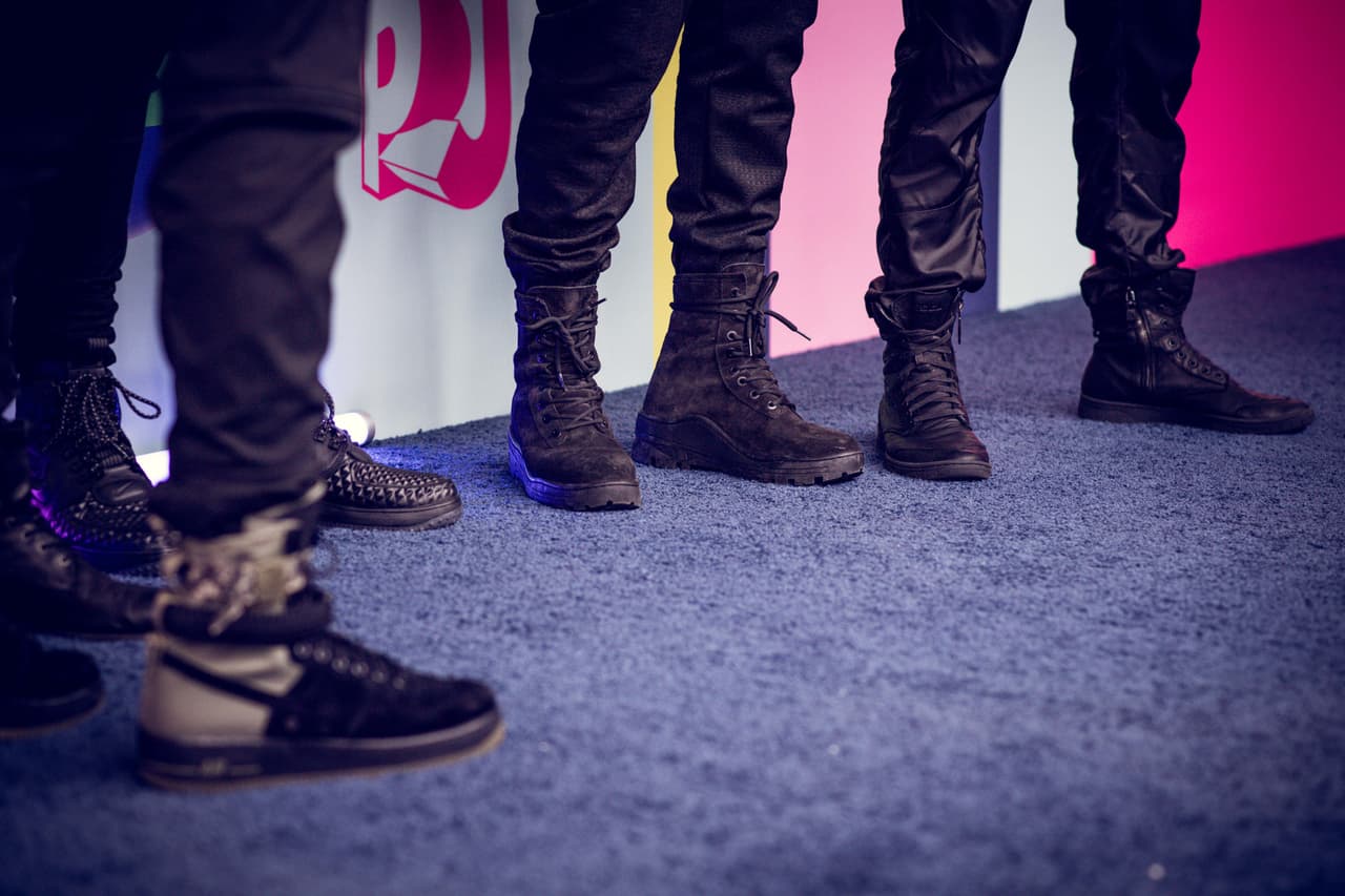 Tres de sus integrantes llegaron a la gala musical con tenis Nike Air y Diesel que hacían juego con su estilo, pues combinaban tela y piel con gamuza.