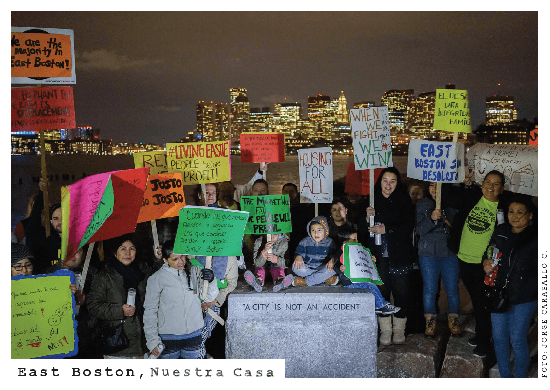 "Somos muchos los que estamos resistiendo, hombres, mujeres, con papeles o indocumentados, no importa: es solidaridad latina", dice otra postal.