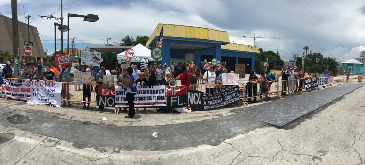 Del otro, los que se oponían a que Trump revierta algunas de las medidas emprendidas por el expresidente Barack Obama en el proceso de deshielo con Cuba. El presidente mantiene la reapertura de la embajada de su embajada en La Habana, los viajes de cruceros a la isla y los vuelos comerciales regulares, pero prohíbe los negocios con los militares castristas y restringe más los viajes de los estadounidenses.