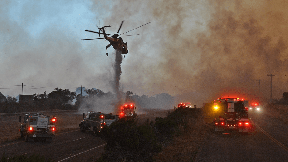 Un helicóptero deja caer agua sobre la autopista 101.