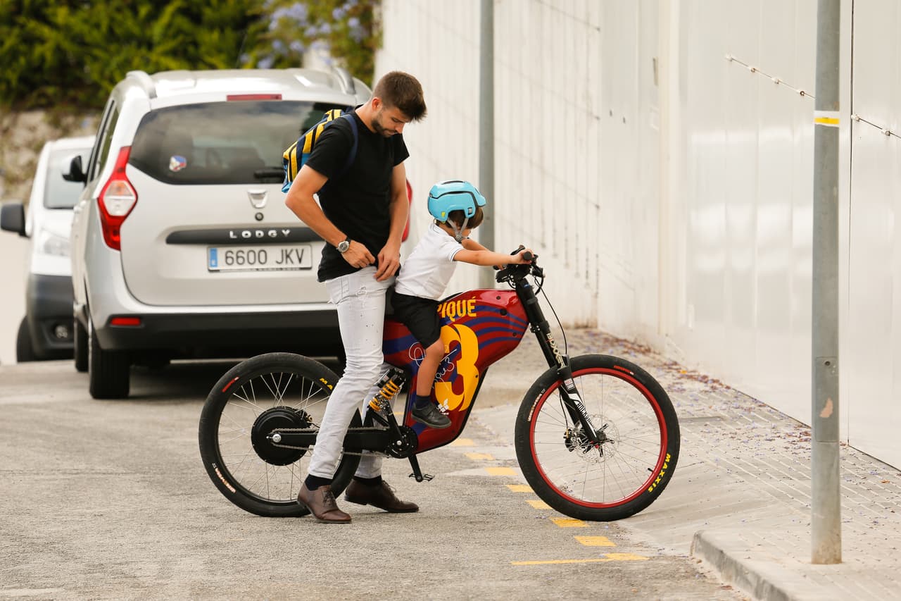 Photo © 2016 Quimi Ortiz/The Grosby Group EXCLUSIVE Barcelona, Sept 22, 2016 Soccer star, Gerard Pique arrives home driving a Barcelona FC customized bicycle after picking up his son Milan from school.
